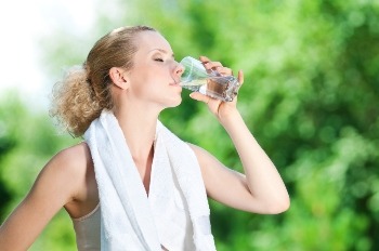 Frau trinkt Kangen Wasser beim Sport - Quelle