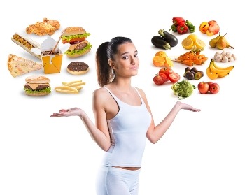 Frau mit ungesundem Fleisch und gesundem Obst und Gemüse - Quelle: Adobe Stock